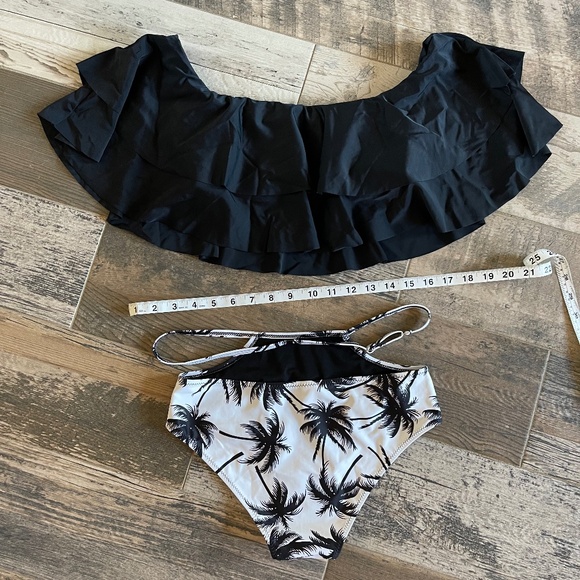 White and black bikini with ruffle top - Picture 2 of 2